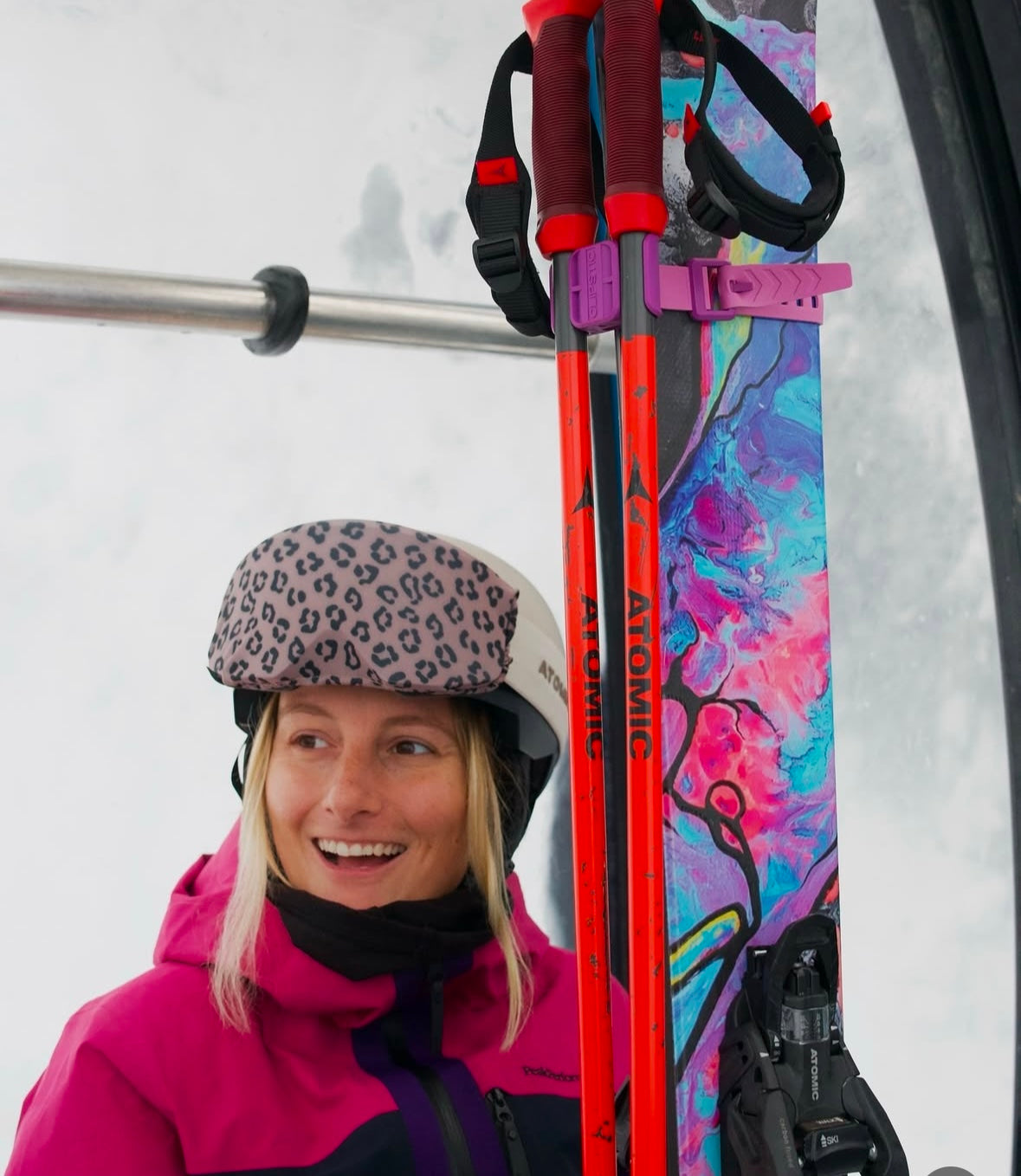 Vrouw in skilift met panter skibril hoesje