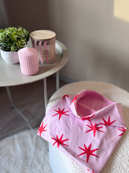 Roze skibuff met rode sterren