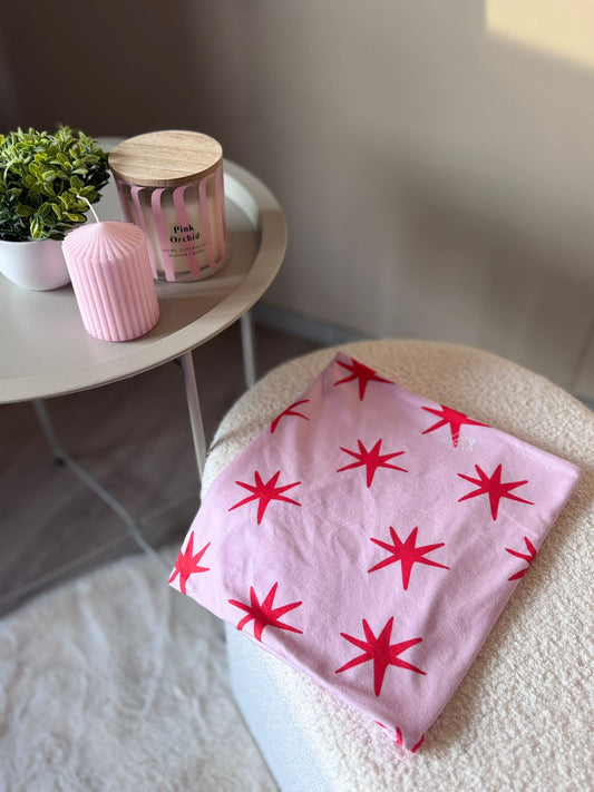 Roze skibuff met rode sterren